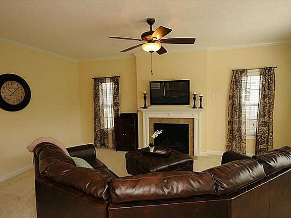 3rd image of 613 Flatrock Ln