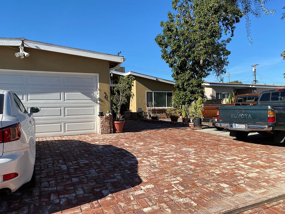 front yard with auto gate entrance