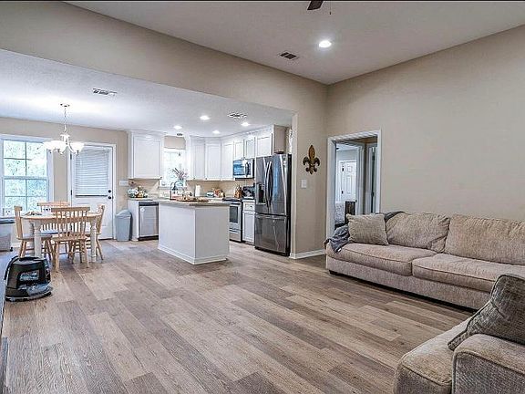 2nd image of 104 Trailwood Cir