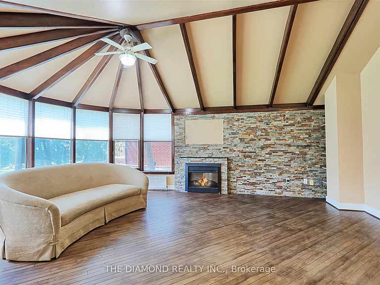 3927 Bloor St W — Photo 12
