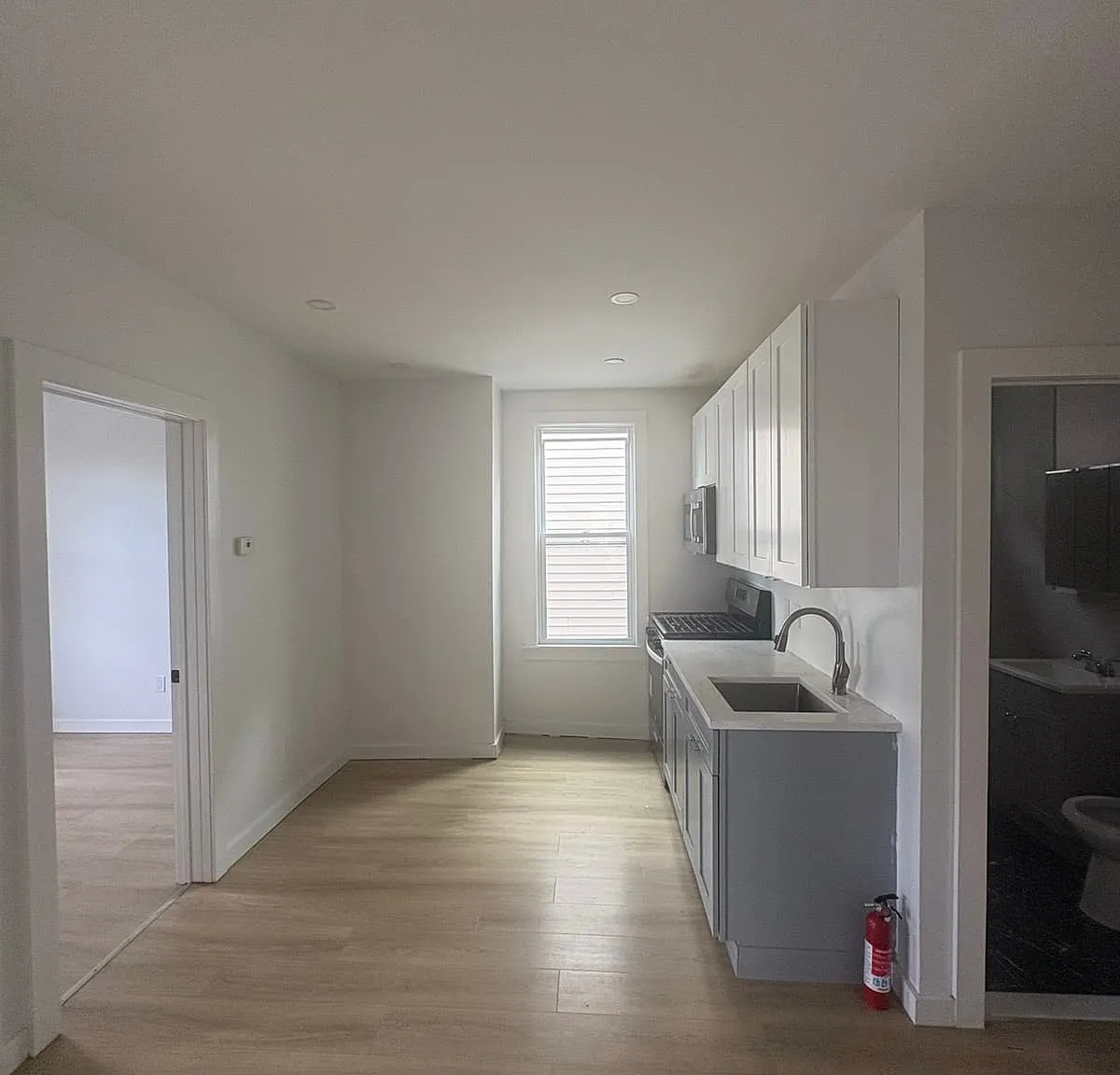 3 bed, 1000 sqft, $2,450 — Photo 3