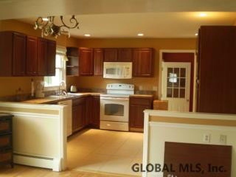 3rd image of 125 RAYLINSKI Road