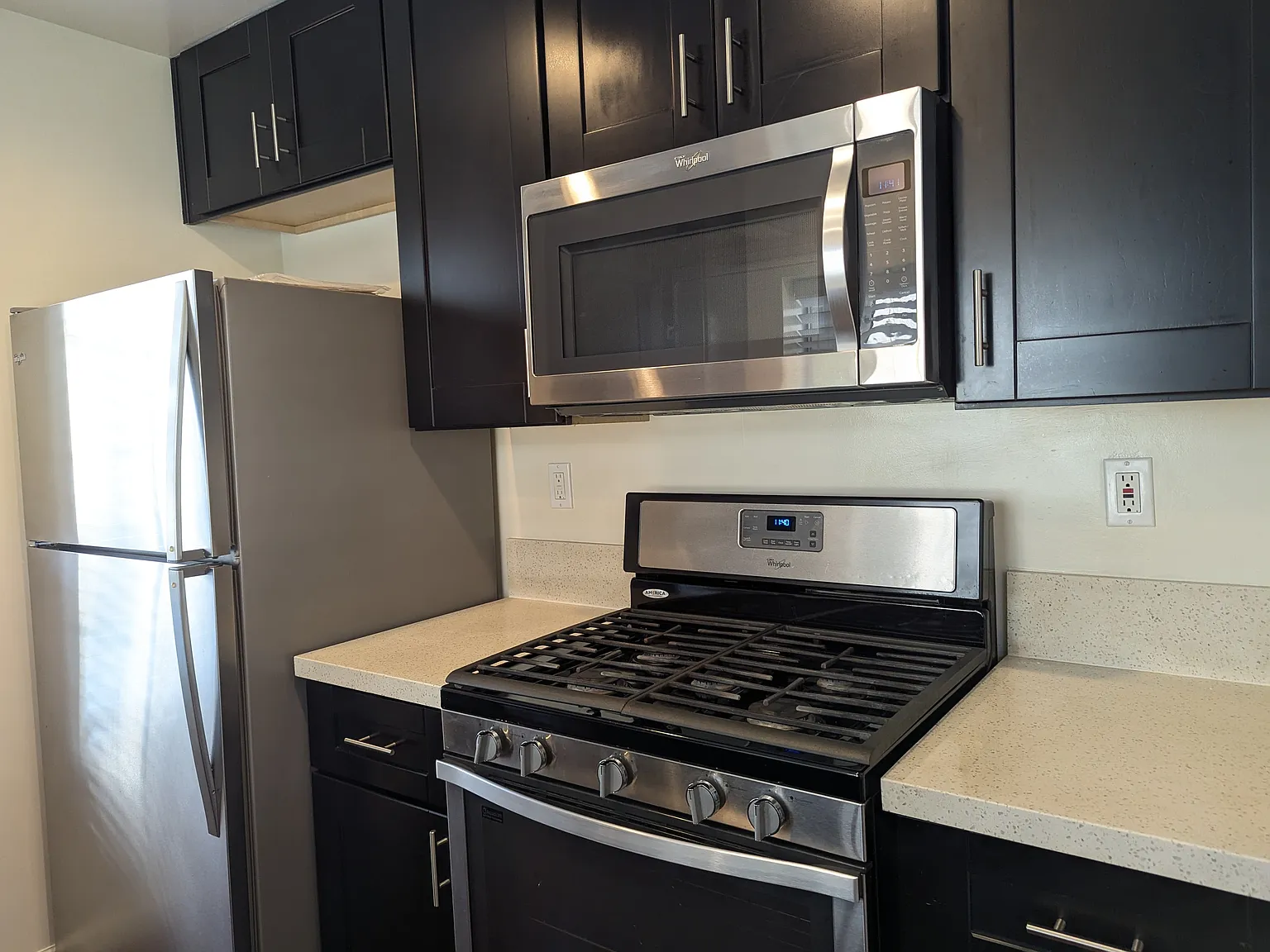 2 bed, 907 sqft, $2,695 — Photo 2