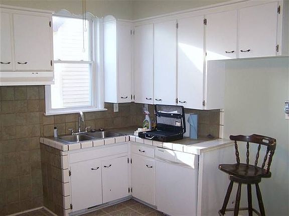 3rd image of 1100 Park Ave