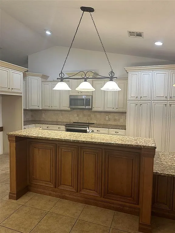 3 bed, 2.0 bath, 2479 sqft, $2,892 — Photo 3