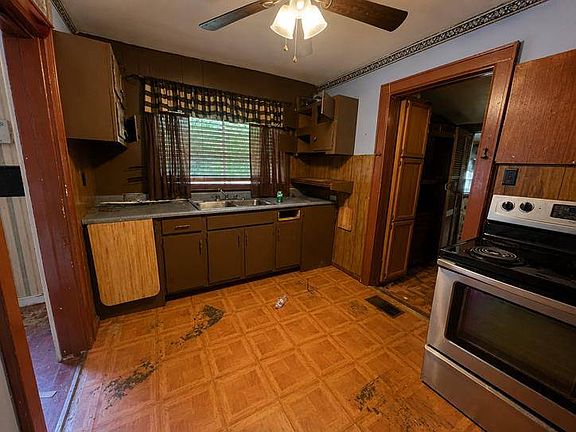 4th image of 802 & 804 57th St SE