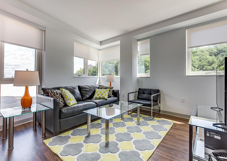 2nd image of 319 Huntington Ave