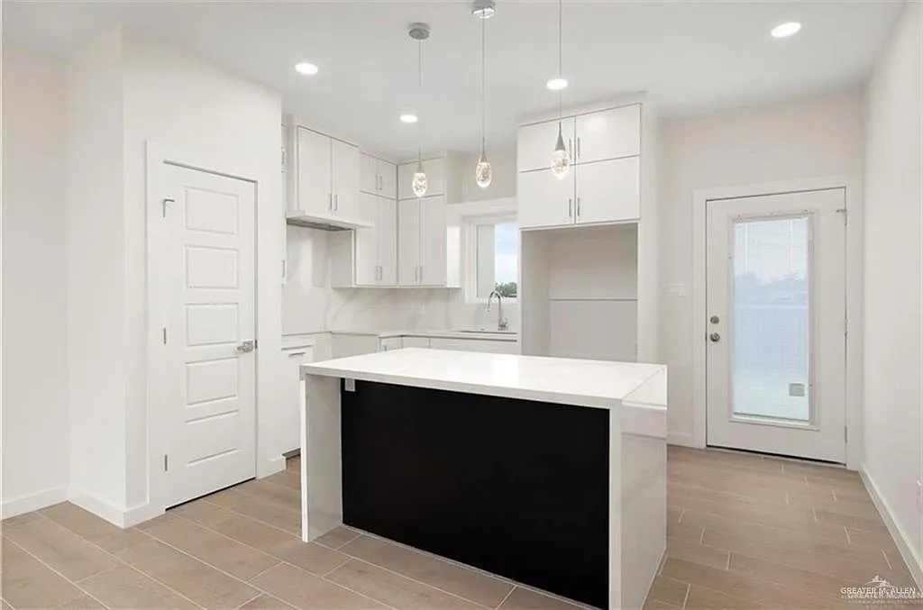 3 bed, 2.0 bath, 1348 sqft, $1,900 — Photo 4