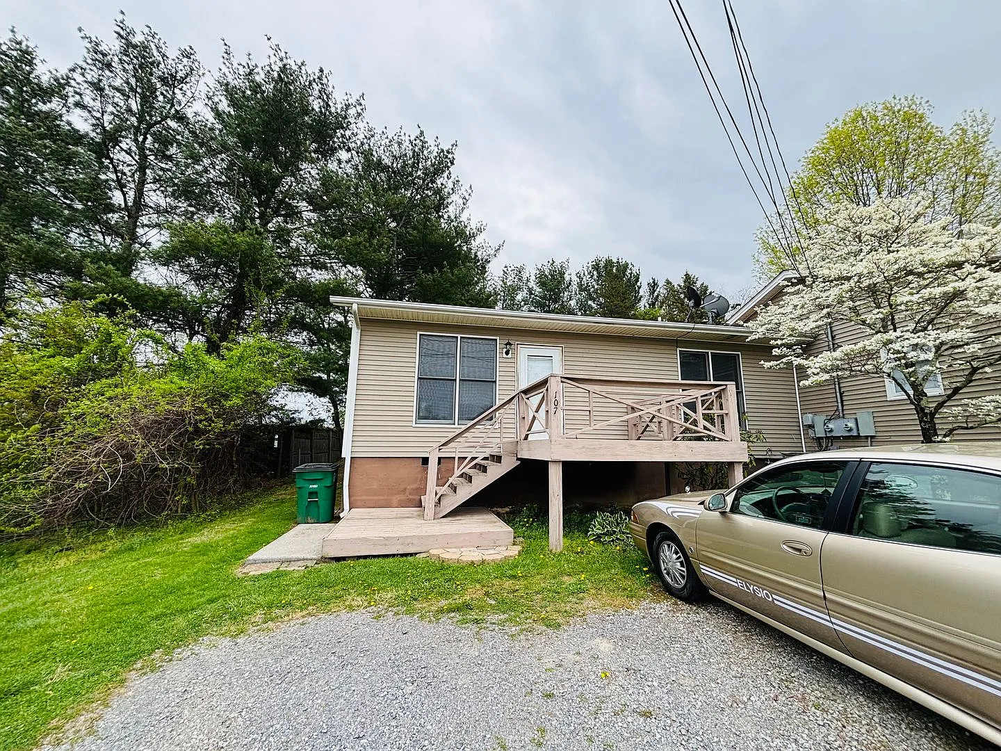 3 Bedroom, 1 Bath Duplex — Photo 1