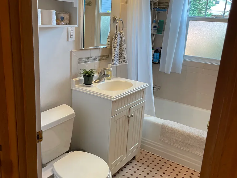 NE 57th Ave — Photo 16