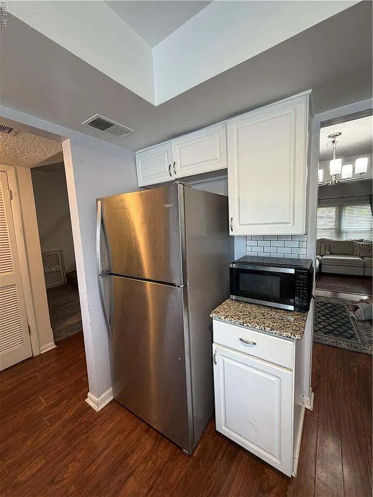 3 bed, 1.5 bath, 1320 sqft, $2,200 — Photo 4