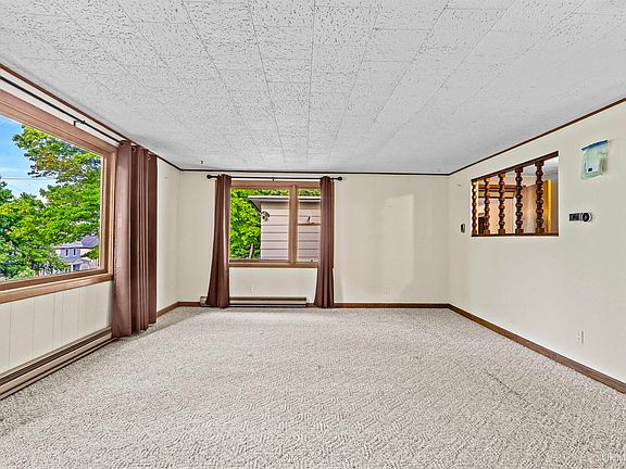 3rd image of 115 Calverley Ave