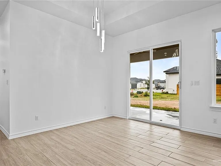 2716 E Conroe Rd — Photo 10