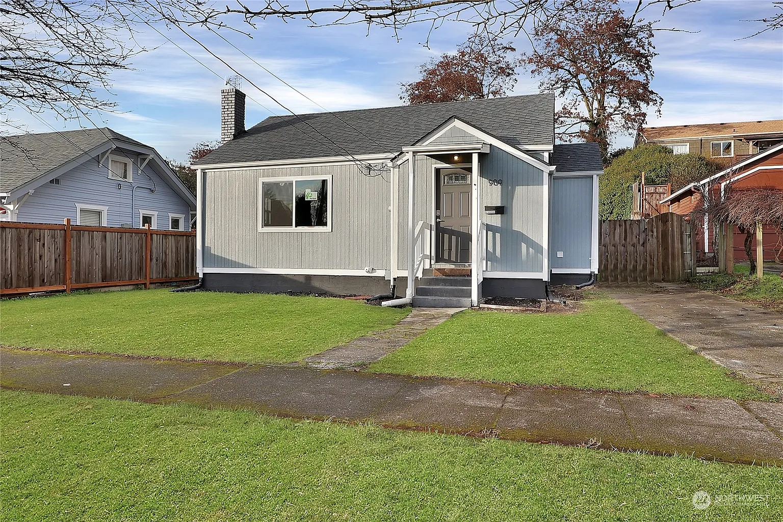 909 E Wright photo 1