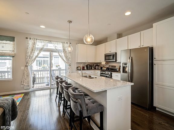 4th image of 850 Lexington Cir W
