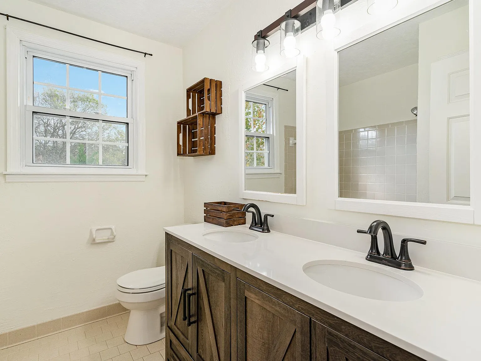 4 bed, 3.0 bath, 2106 sqft, $1,053 — Photo 2