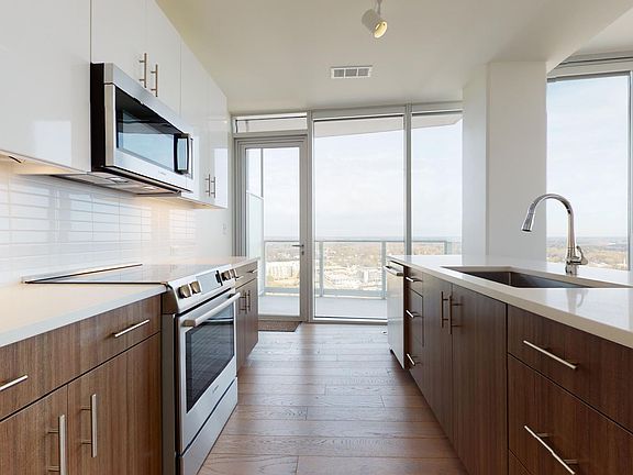 4th image of 112 N Corcoran St #2101