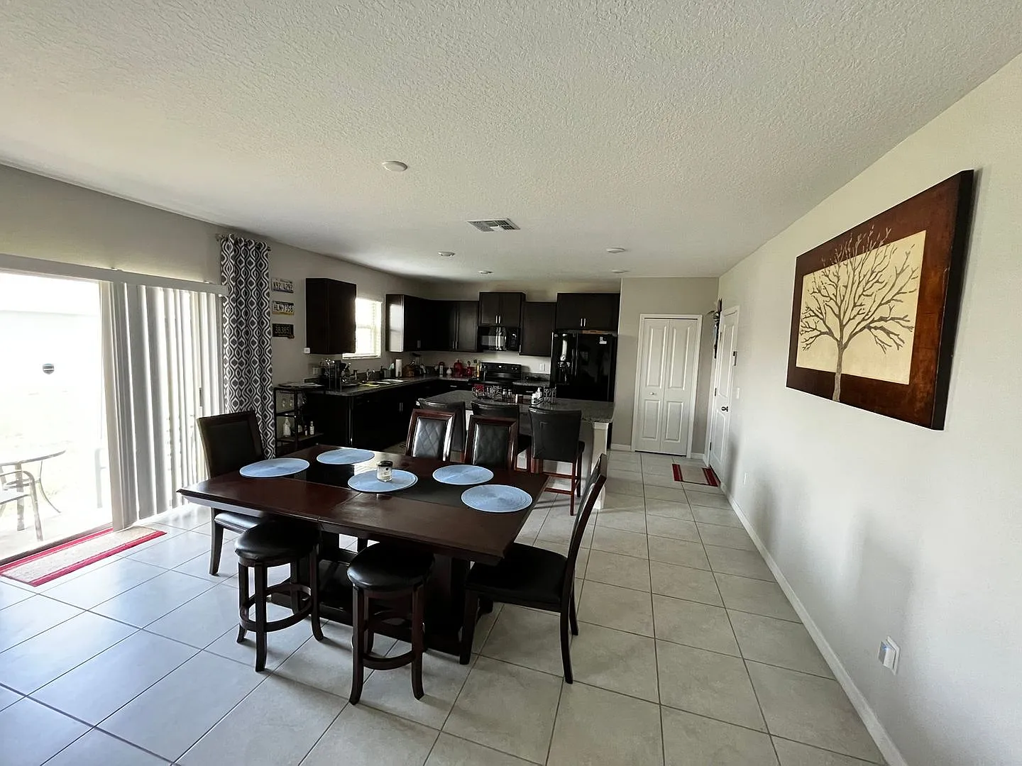 Spacious 4BR House in Riverview — Photo 3