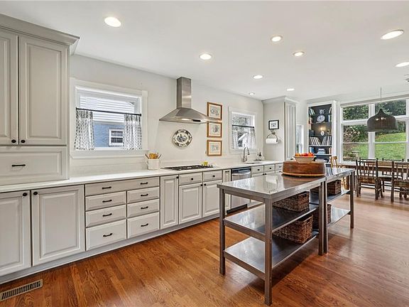 4th image of 511 Wimbledon Rd NE