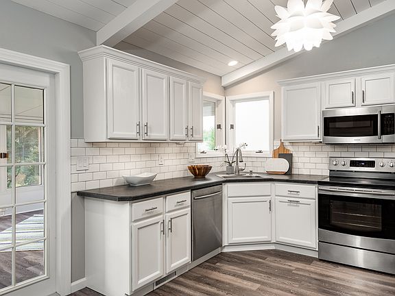 3rd image of 4743 Meadow Valley Dr