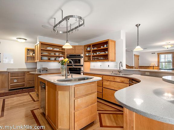 4th image of 62 N Summer St