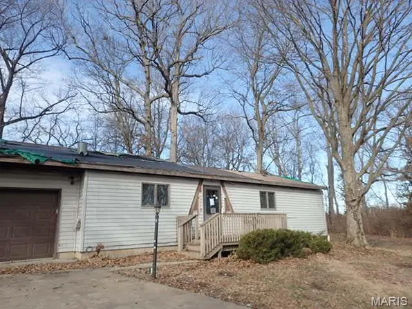 1463 Interurban Cir, Hillsboro, IL 62049