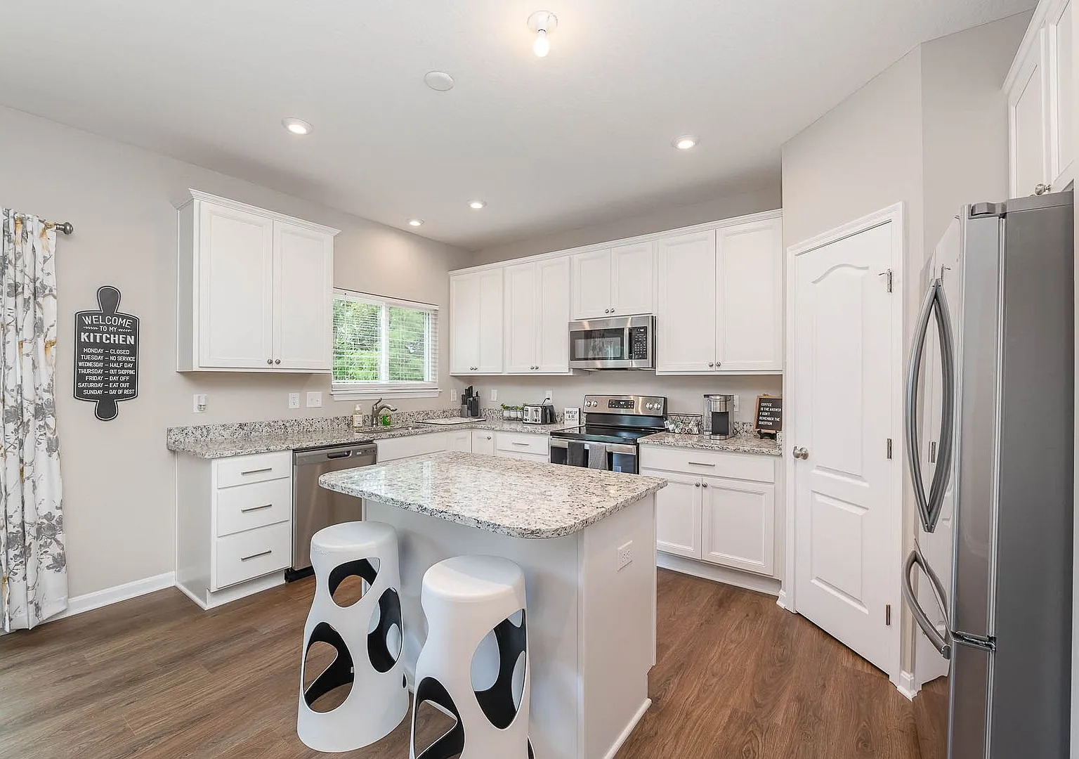 Fully furnished brand new construction. Luxury in HOA with pool — Photo 3