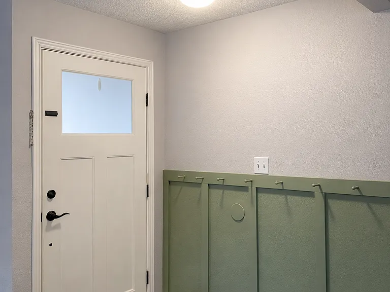 Front Entrance w/ Coat Rack