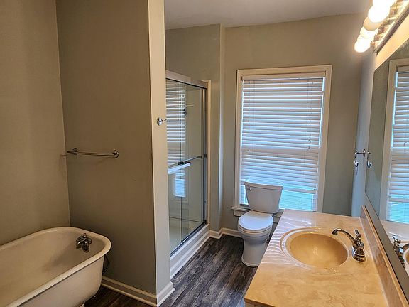 BATHROOM UPSTAIRS
