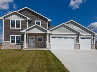 216 Farmstead Dr E, Slinger, WI 53086