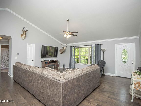 5th image of 717 Regent Ct