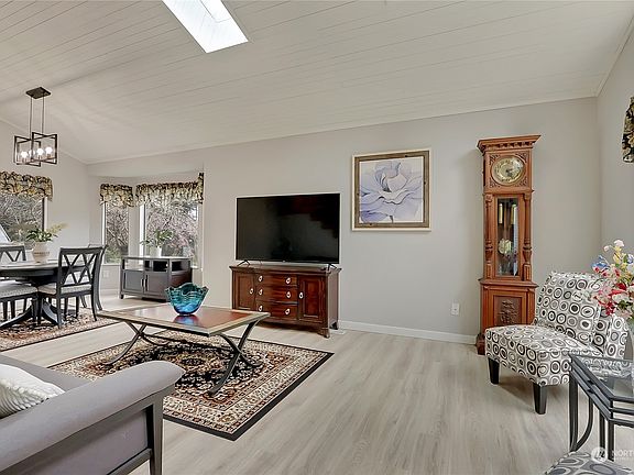3rd image of 10420 90th Avenue SW