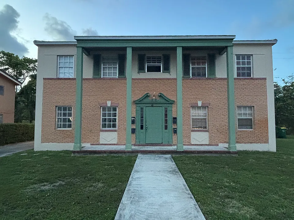 43 Madeira Ave #1