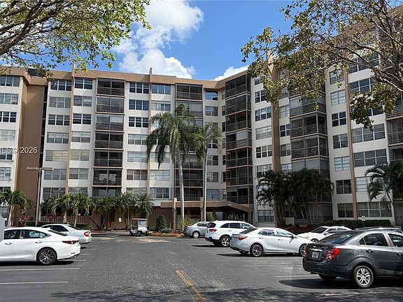 3rd image of 1200 Saint Charles Pl APT 420