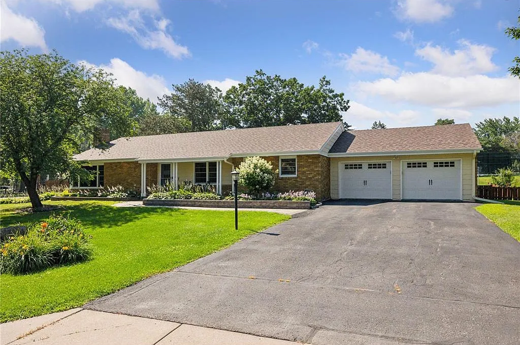 3 Bedroom Single Family Home — Photo 1