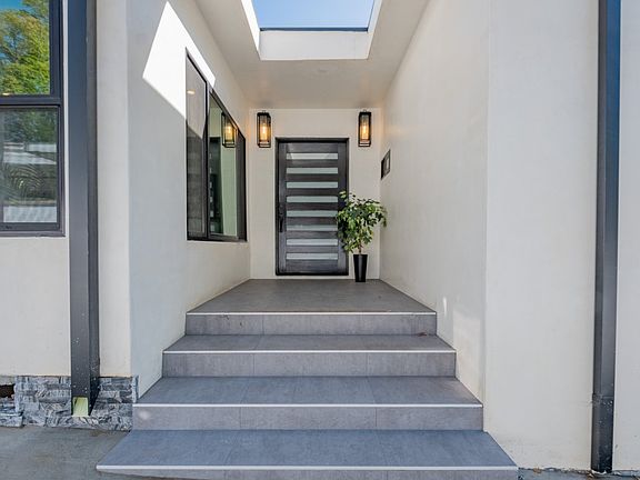 4th image of 421 Mariposa Ave
