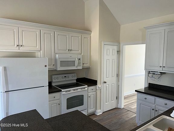4th image of 908 Sebring Dr