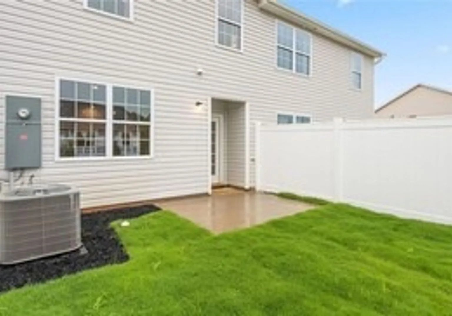 Modern 3-Bedroom Townhome with Garage in North Village Townes — Photo 3
