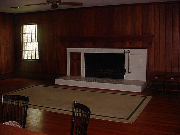 4th image of 804 W Roanoke Dr
