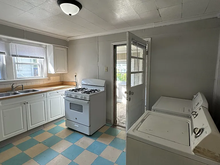 1531 Johnson Ave — Photo 6