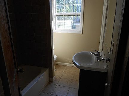 hall full bathroom