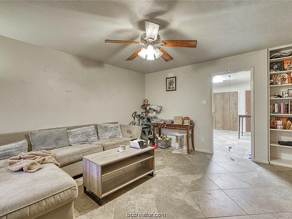 4th image of 213 Yale Cir
