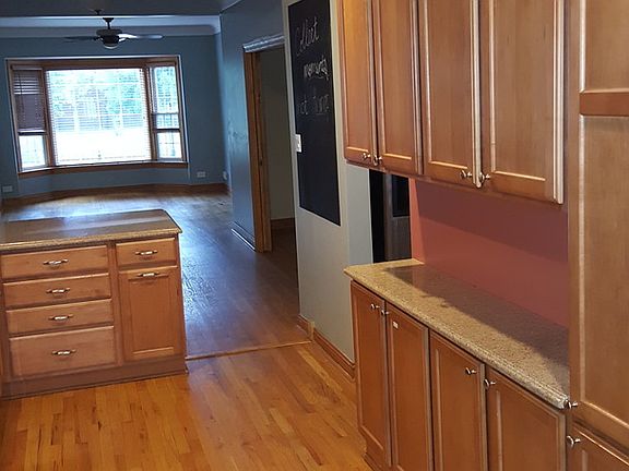5th image of 2739 N Avers Ave #1