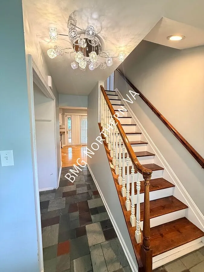 Spacious 4 Bed 2.5 Bath With Fully Finished Basement In Scenic Calvary Run — Photo 3