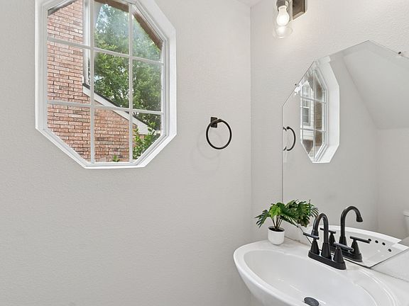 3rd image of 4816 Rockcreek Ln