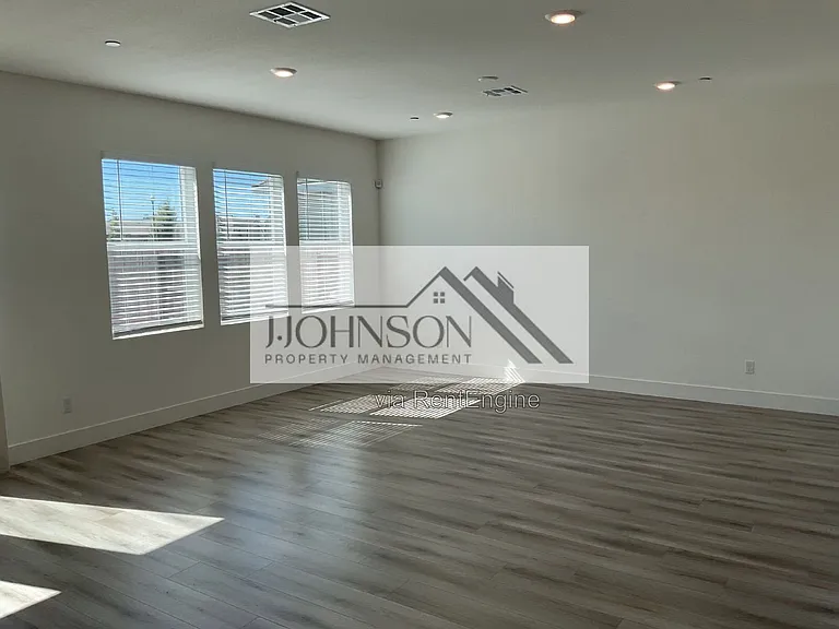1160 Richardson Rd — Photo 3