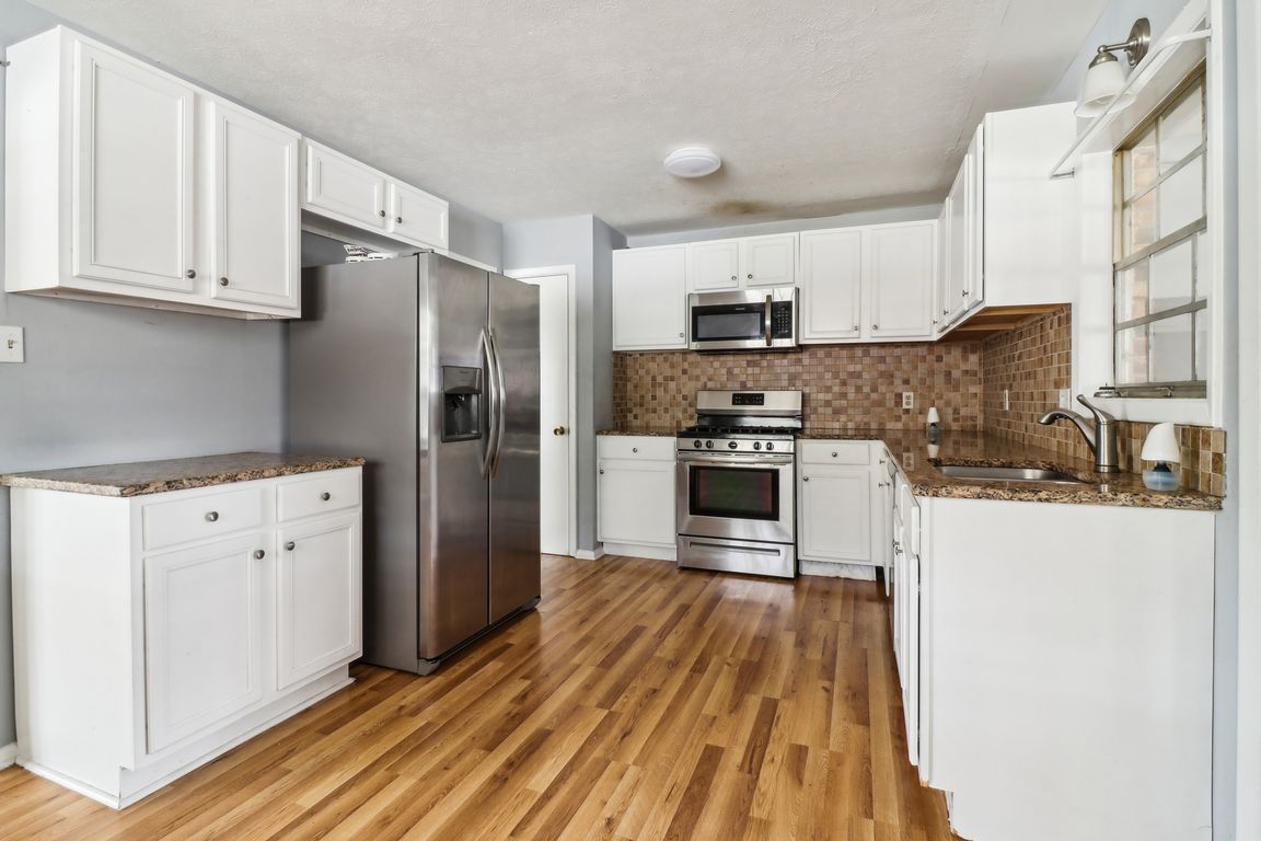 Crestview Cir NE-014.jpg