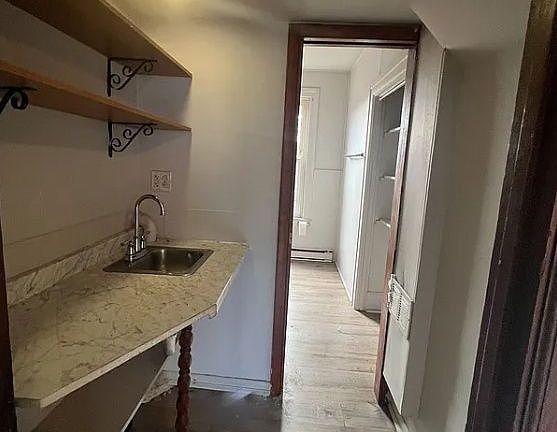 5th image of 626 W Lemon St #2F