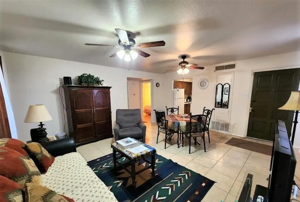 2 bed, 900 sqft, $1,600 — Photo 3