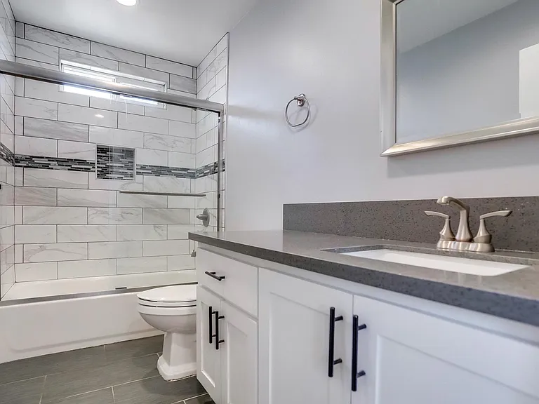 5258 1/2 E Oakland St — Photo 21